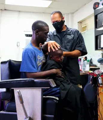 35 Illegal Immigrants Nabbed, 8 Salons Closed